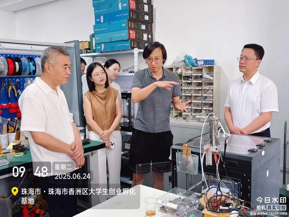 2025年6月24日,调研人员与在孵企业交流。图片来源:香洲区政府原报道;不按照片识别企业或人物身份。 2025年6月24日,调研人员与在孵企业交流。图片来源:香洲区政府原报道;不按照片识别企业或人物身份。