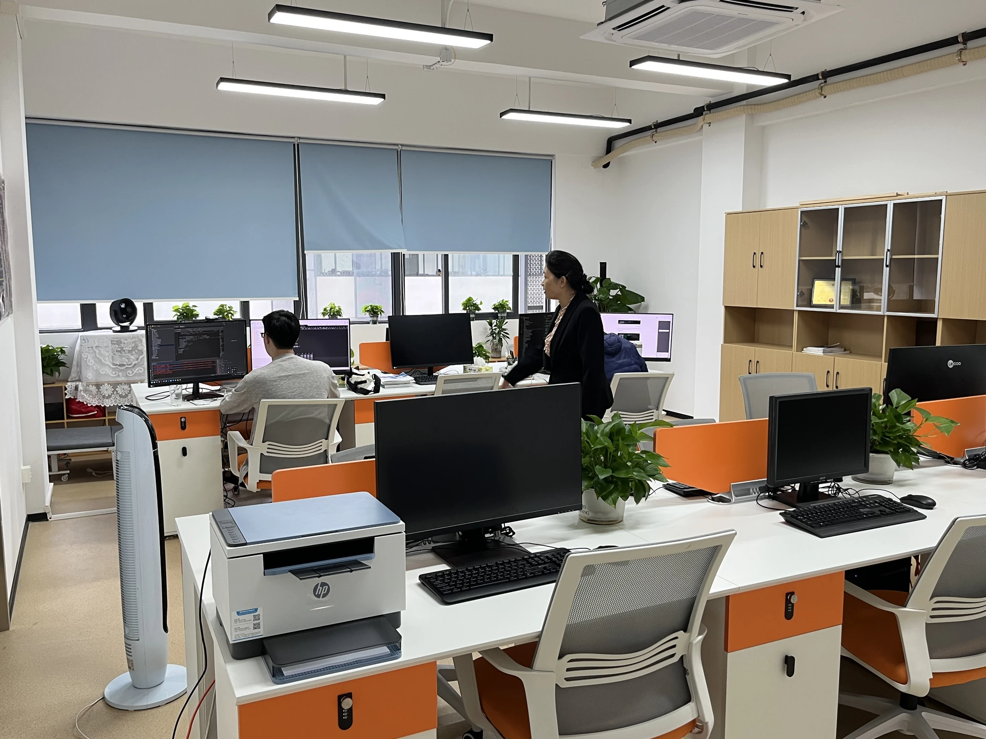 办公室内工作沟通场景资料图 办公室内工作沟通场景资料图