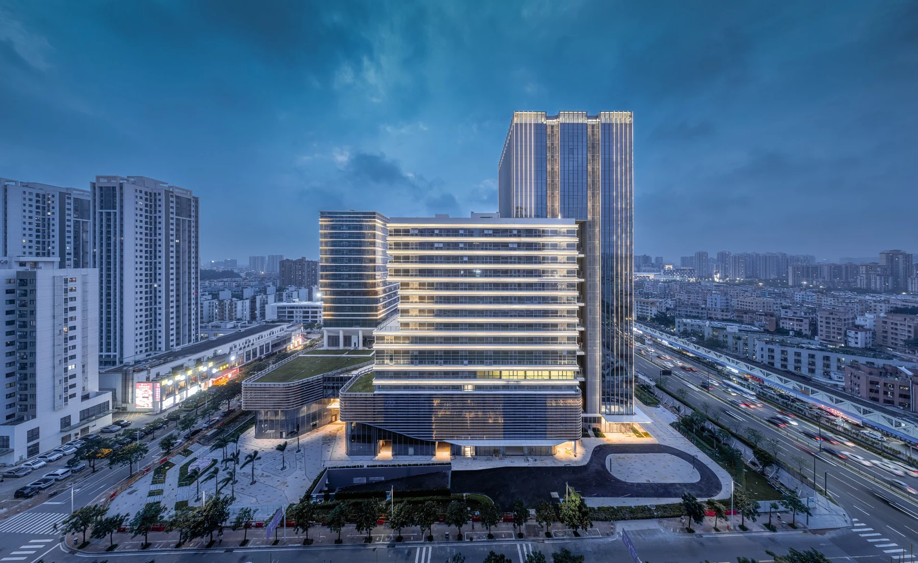 正菱·邻里荟原站关联建筑夜景资料图，拍摄日期未提供，非当前房源状态证据
