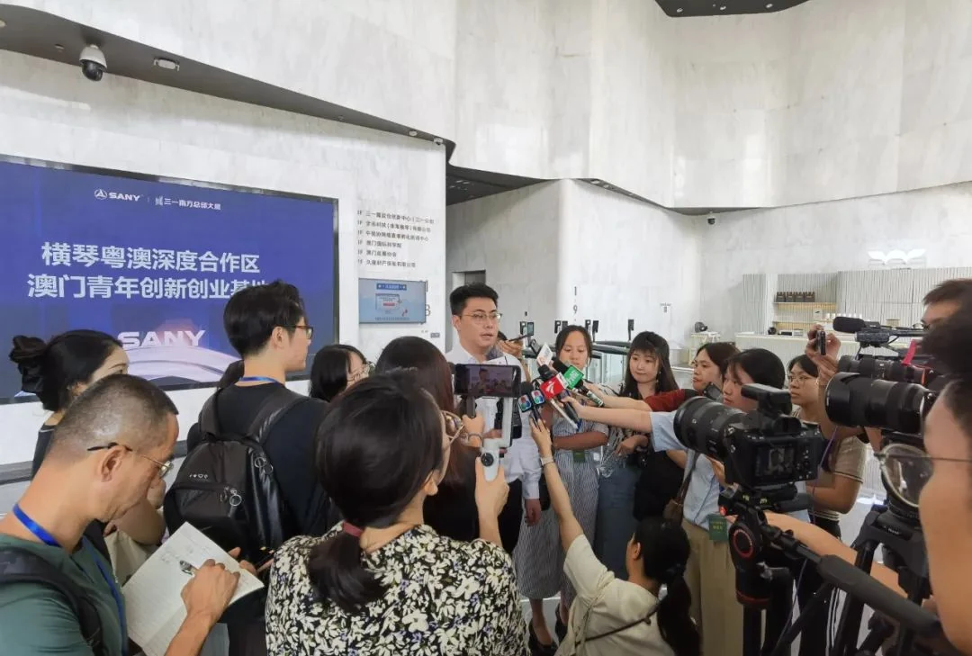 原报道中的三一南方总部大厦基地运营采访场景。图片来源:横琴合作区行政事务局2024年9月9日报道;不按人脸指认受访者。 原报道中的三一南方总部大厦基地运营采访场景。图片来源:横琴合作区行政事务局2024年9月9日报道;不按人脸指认受访者。