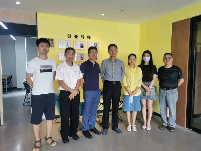 2020年12月10日，广东科学技术职业学院创新创业学院走访青年创投合影。图片来源：校方原报道；现URL为2021年归档路径。