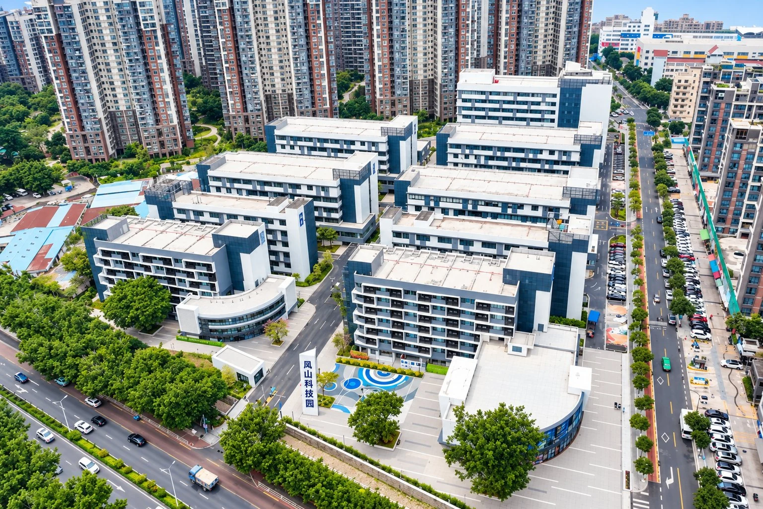 凤山科技园外观资料图，画面凤山科技园牌匾可读，拍摄日期未提供，非当前出租率证据