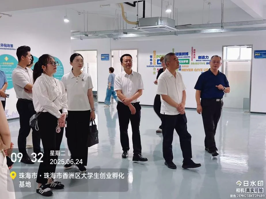 2025年6月24日,会前调研香洲区大学生创业孵化基地。图片来源:香洲区政府原报道。 2025年6月24日,会前调研香洲区大学生创业孵化基地。图片来源:香洲区政府原报道。